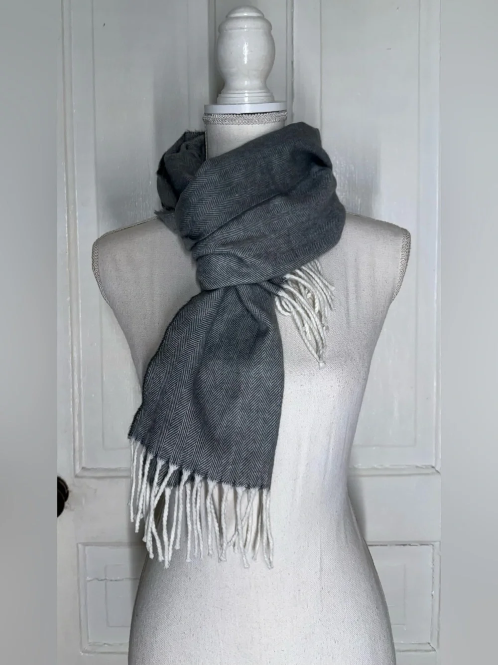 Luxury 100% Cashmere Scarf Made in Scotland Gray Herringbone Tweed Cream Fringe